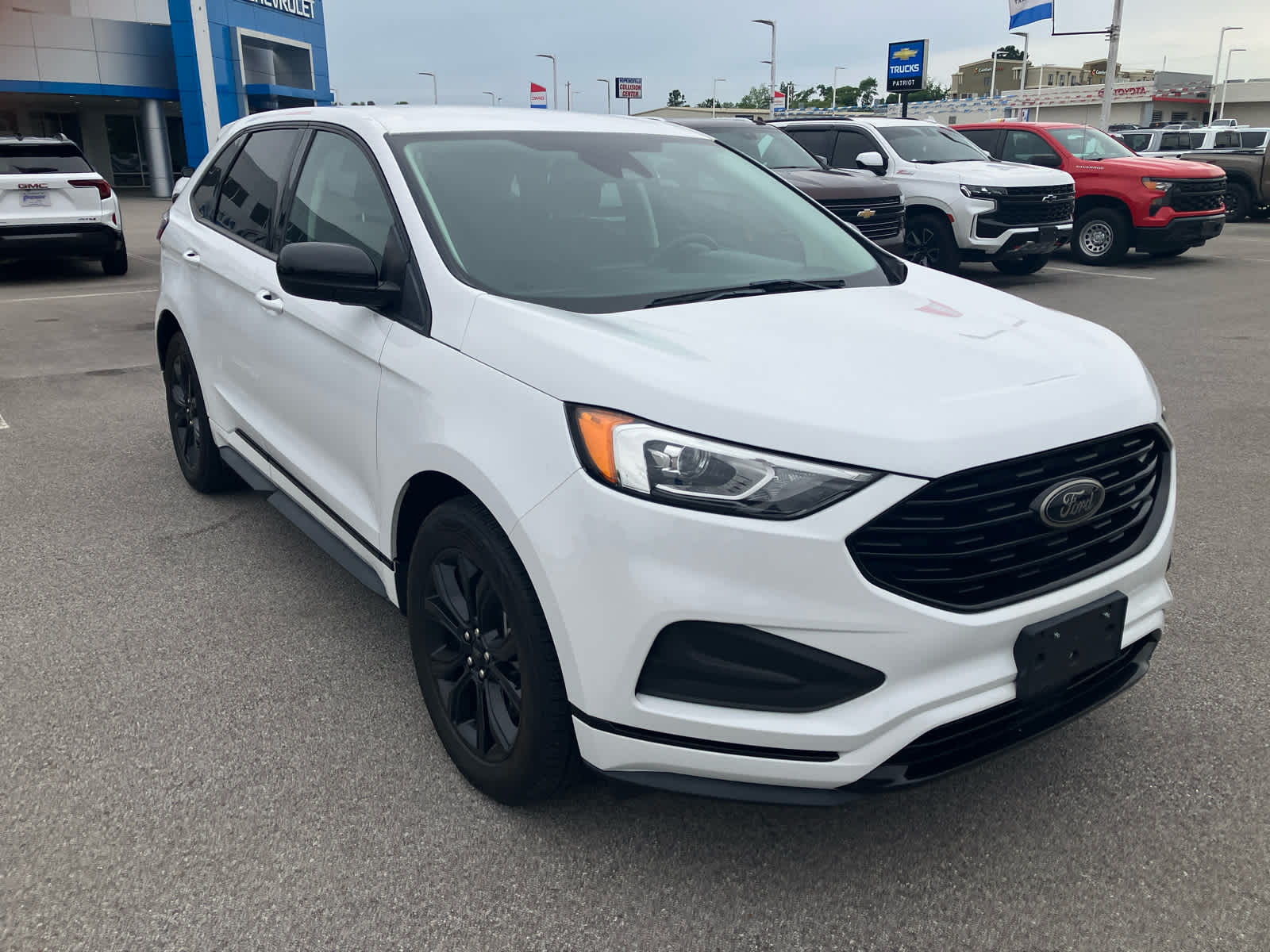 2022 Ford Edge SE in Oxford White — front three-quarter view